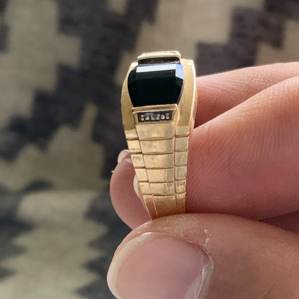 10k Gold and Onyx Ring - Picture 3 of 6